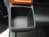 カップホルダーは運転席や助手席からちょうど手の届く位置です!!