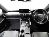 上質で落ち着いた印象のインパネ。視界も広々で運転しやすいです。