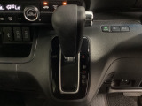 CVT車のセレクトレバーです。低速から高速まで、変速ショックのないスムーズな走りを実現するとともに、エンジン効率のよい領域を維持することで燃費にも貢献します。
