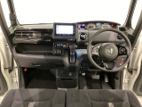 車内は光触媒抗菌消臭施工済です。スタイリッシュなデザインでスポーティなインパネ周りを演出します。グローブボックスやカップホルダーのほかにトレーなどたくさんの収納スペースが付いています。