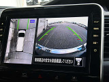 アラウンドモニターが運転席にいながら、クルマの前後左右の状況を映し出します。