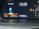 パーキングセンサーシステムは走行中に障害物が迫ると音と表示でお知らせ、低速走行時時の安心感を高めます