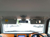 運転席バイザー裏にはバニティミラーが備わっていますので、車の外に出る前にパパッと身だしなみをチェックすることができて便利ですよ♪