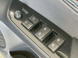 【電動格納ミラー】サイドミラーは電動格納式となっており、狭い駐車場でもキズがつくリスクを抑えられます。