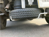 車の下にスペアタイヤが収納されています!突然のパンク修理にお使いください!