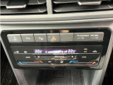 タッチコントロール式エアコンパネル。2ゾーンフルオートエアコン。運転席、助手席それぞれ独立して温度管理が可能です。花粉やダストを除去するフレッシュエアフィルターも装備され、クリーンな室内環境を保ちます