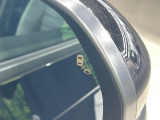 【ブラインドスポットインフォメーション】走行中、ドアミラーの死角になりやすい箇所に後続車が接近するとサイドミラー付近に警告を表示、ドライバーに注意喚起をしてくれます。