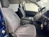 ゆったりと座れる運転席シートですのでストレスなく運転が出来ますよ!