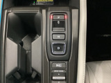 ワンアクションでスムーズな運転を支援する、エレクトリックギアセレクターに、パーキングブレーキは、電子制御パーキングブレーキです。