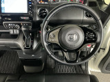 【ハンドル】運転にかかわる様々な操作を安全に行えるように視点移動が少なく操作性に配慮されたスイッチ類が凝縮されたコックピットです。