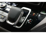 インパネシフトだから視線の移動も少なく足元もスッキリ♪運転席もゆったりしているのでゆとりを持ってドライブできますね!