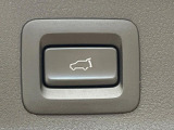 【パワーバックドア】スマートキーや運転席のボタンを押すだけでリアゲートが自動で開閉します!荷物を持っている時や、高い位置にあるバックドアを閉める際に便利な機能です♪