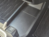 足元には便利なセンターロアボックスを設置。車内を整理しやすく、使い勝手の良さが魅力です。