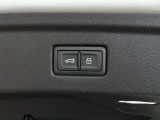 両手がふさがるほどの荷物があるとき、とても便利なオートマチックテールゲートが装備されております。