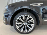 22&rdquo;Black Painted and Bright Machined Wheel