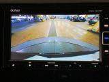 【バックカメラ】運転が苦手な方も車庫入れラクラクです!ギアをリバースに入れれば自動的に切り換わりますので、面倒な操作は不要です♪狭い駐車場もお車を傷つけず安心ですね!