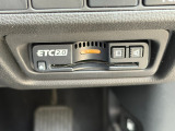 有料道路をキャッシュレスで通行できるETC車載器付きです。運転席足元に設置されています。ETCセットアップ費用は含まれておりません。別途必要となります。