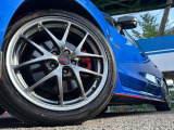 【WRXSTI専用純正18インチアルミホイール】デザイン性の高い純正アルミホイールを装着しております。各種社外アルミホイールや、スタッドレスタイヤも取扱いしております。是非ご相談ください♪