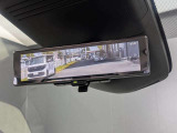 車両後方のカメラ映像をミラーに表示するインテリジェントルームミラーを装備。後席の乗員や荷物、天候に左右されず、常にクリアな後方視界を確保。ルームミラー下のレバーで通常のミラーモードに切り替えも可能です
