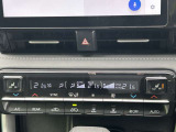 設定した温度を保ってくれるオートエアコン装着車☆いつも車内は快適です。手を伸ばせば自然に触れることができる位置と角度にコントロールスイッチが配置されています♪