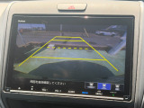 後退時に車両の後ろ側をモニター画面に表示します。車庫入れなどでバックする際に後方確認ができて便利です。車庫入れが苦手な人もこれで安心。