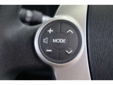 運転中にステアリングから手を離さなくてもオーディオ操作が出来るスイッチを装備しています。走行中に視線を逸らさず出来る手元操作は安全運転につながります。
