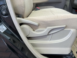 シートハイトアジャスターが付いているので運転姿勢を調整するのに便利ですね。身長に合ったシートポジションは安全運転や疲労軽減にもつながります。