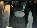 【ペダル】BMWはオルガン式アクセルペダルを採用しています。踏み込む足とペダルが同じ軌跡を描くため、かかとがずれにくく、アクセルコントロールがよりしやすくなるメリットがあります。