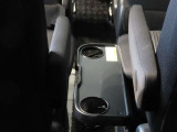 2列目の間にもドリンクホルダーがついてます。