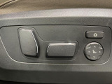 【メモリー機能付きパワーシート】運転手が代わってもボタン一つで設定ポジションに。常にご自身のドライブ設定が整います。