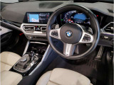 【ハンドル】ドライバーとBMW車の一体感がダイレクトに伝わるステアリングホイール。形状・太さへの拘りに加えて、操作性を高める為にスイッチ類も配置。クイックかつ安定のドライビングを体感下さい!