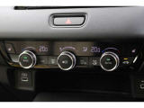 フルオートエアコンを装備。車内の温度設定だけでなくPM2.5にも対応した高性能集塵フィルターも装備しており車内はいつも快適空間♪