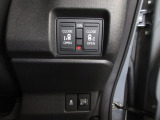 両側電動スライドドア。荷物で手が塞がる時など簡単にドアの開閉が出来ます。何より力いらずで開閉OK。女性やお年寄りにも優しい。電動機能はOFFにもできますから元気なお子様の駆け出しも安心。
