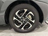 アルミホイールを装備、タイヤサイズは185/65R15です。