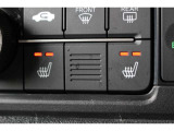 運転席・助手席に2段階の温度調整があるシートヒーターを装備。寒い朝、車に乗り込んですぐにシートヒーターをオン!温かさが広がり、冷たい朝も快適に始まります♪