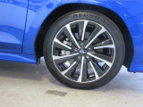 右前 18インチアルミホイール タイヤサイズは、225/45R18です。「*ホイールロックナットは展示用です」