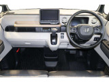 操作性に優れた運転席となります!小物入れや各ボタンの配置にこだわり、使いやすいです!座り心地もよく視認性も良好なのでロングドライブもお任せ下さい!