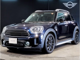 MINIのフロントグリルのデザインはイギリスで生まれた当初から、シルバーのサイドバーが折り重なった伝統的なデザインで御座います。その伝統はBMWのお車になってからでも少しずつ形を変えて守られております