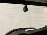 後方にもドライブレコーダーのカメラが付いています。前後両方でお車の周りを監視・記録いたします。*使用時は、別途SDカードが必要になります。