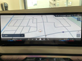 BMWのナビゲーションは操作性も良く、詳細な地図情報と交通状況を見やすく表示し、快適なドライビングをサポートしながら目的地までナビゲートします。