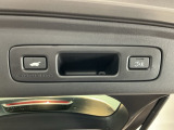 荷物を抱えていてもラクに開け閉め。Hondaスマートキーを持っていれば、開扉だけでなく、閉扉までをハンズフリーで行うことができます