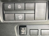 運転席側から両側スライドドアの開閉ができます