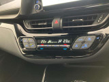 デュアルエアコンとは、運転席と助手席で、個別に温度設定ができる機能です。気温の感じ方は、人それぞれ違うもの。乗る人に優しい機能ですね。
