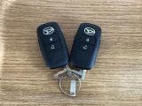 【スマートキー】 スマートキーを携帯していれば、ドアハンドルのボタンを押してロックの解除ができ、パワースライドドア(左側)もワンタッチで開閉できます。
