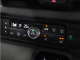 【オートエアコン】温度を設定すれば自動で快適な車内温度を保ちます。エアコン内部の高性能脱臭フィルターで車内のアレルゲンや花粉を除去。