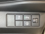 ハンドルの右側にはヘットライトリベライザーとHondaセンシング用のメインスイッチがついています。ヘッドライトリベライザーは道路状況や積荷の加重に応じてライトの高さを調節できます。
