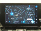 ディスプレイオーディオ(コネクティッドナビ対応)PLUS搭載。T-Connectご契約で2028年9月まで無償で利用できるナビ(期限到来後は有償)と、解約後も利用できる車載ナビが搭載されています。