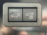 【パワーバックドア】スマートキーや運転席のボタンを押すだけでリアゲートが自動で開閉します!荷物を持っている時や、高い位置にあるバックドアを閉める際に便利な機能です♪