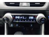★運転席と助手席でそれぞれお好みに合わせて温度設定が行えるフルオートエアコンです。外気温や室温、日射量を感知し、吹き出し温度、風量を緻密に制御します