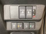 両側電動スライドドアは運転席から操作ができるよう、操作スイッチが付いています。Hondaセンシング用のVSA(ABS+TCS+横滑り抑制)解除と路外逸脱抑制機能などのオンオフスイッチも装備しています。